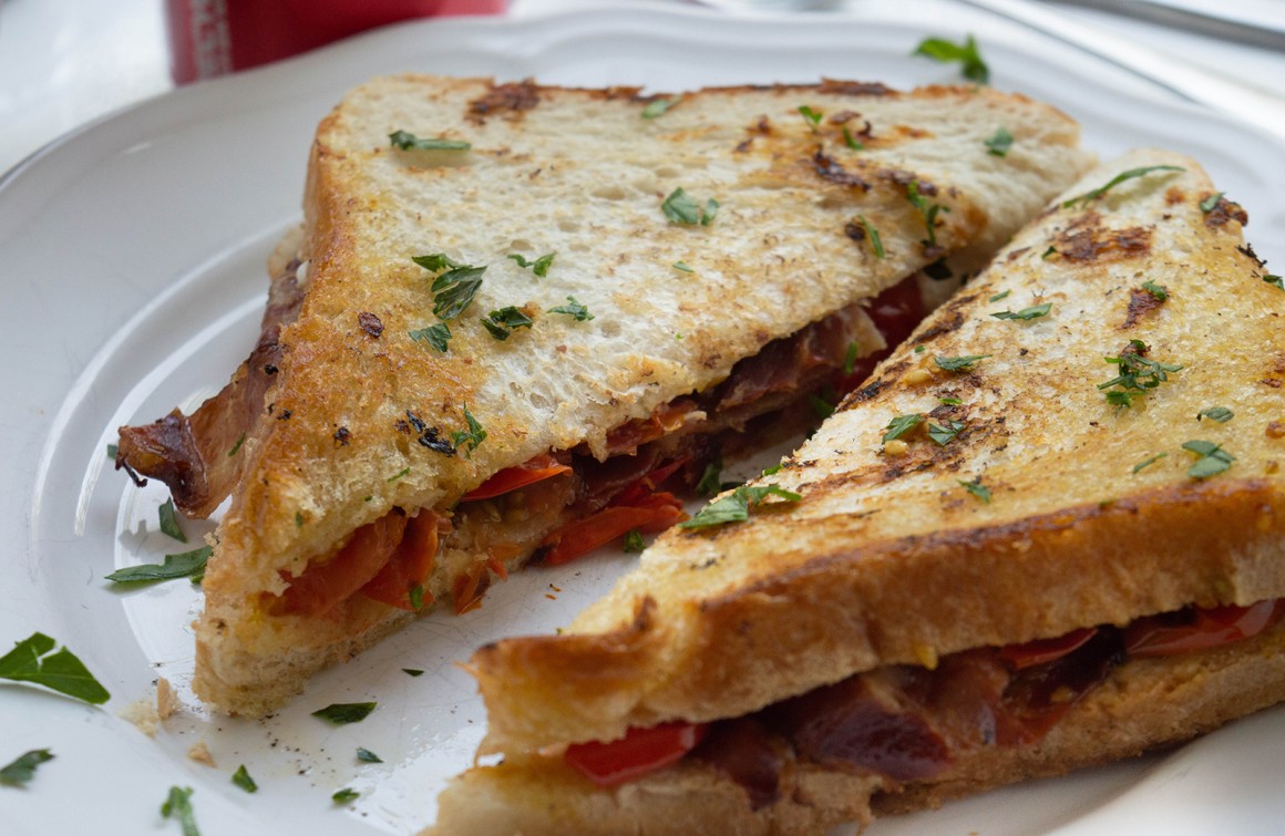Bacon and Egg-Sandwiches mit Tomaten