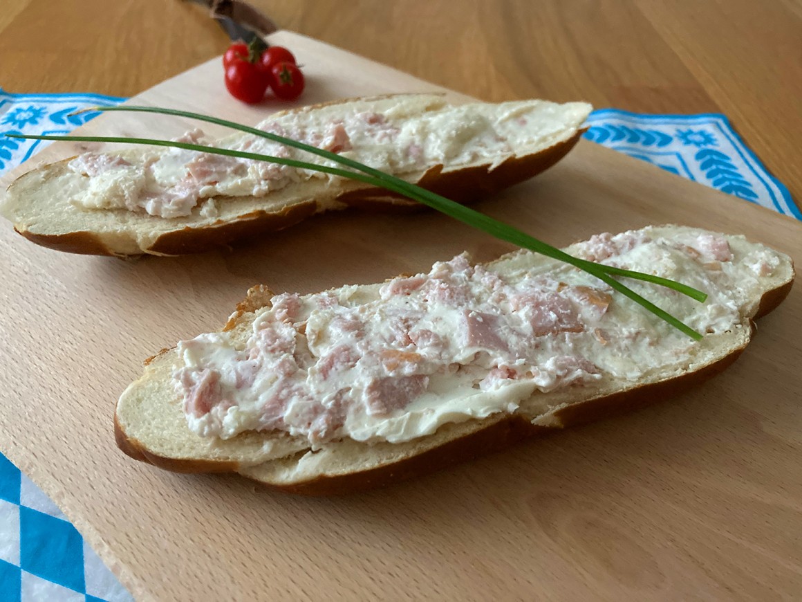 Laugenbrötchen mit Leberkäsecreme - Rezept