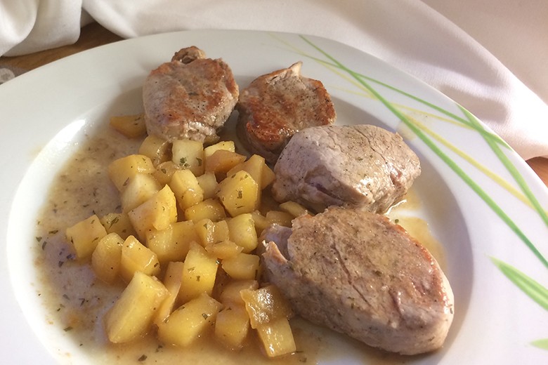 Schweinefilet mit Äpfeln und Kräutern