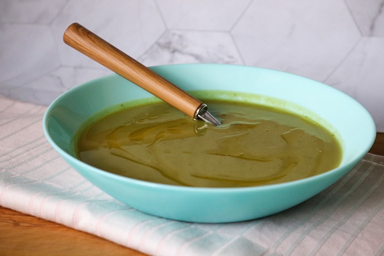 Vegane Brokkolicremesuppe mit weißen Bohnen