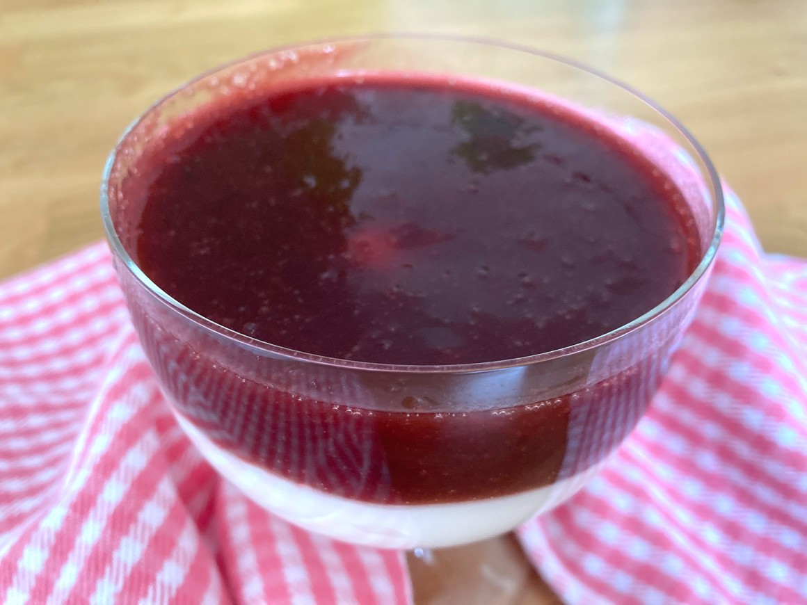 Joghurtcreme mit Zwetschgensauce - Rezept