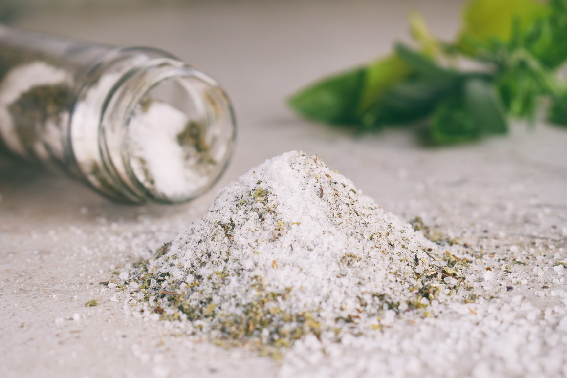 Kräutersalz mit getrockneten Kräutern - Rezept