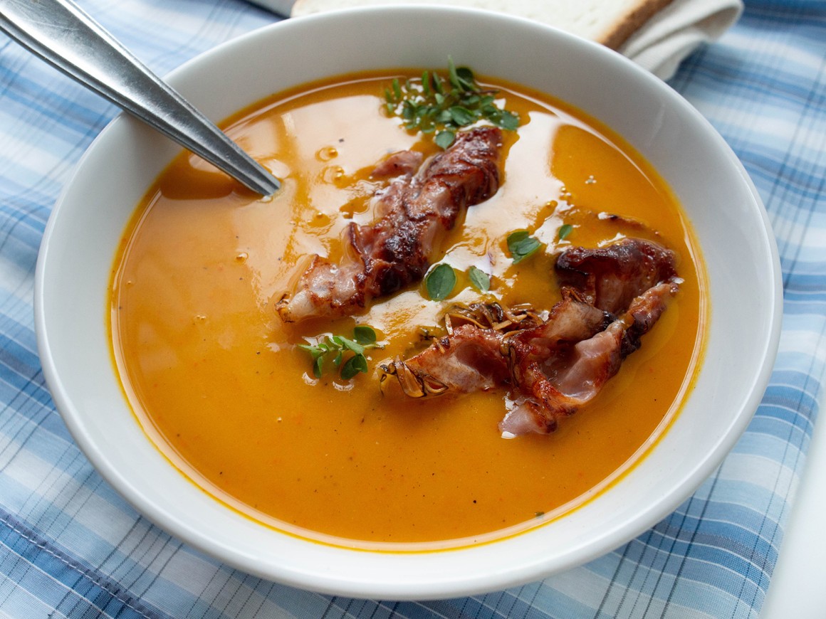 Kürbissuppe mit Sellerie und Speck