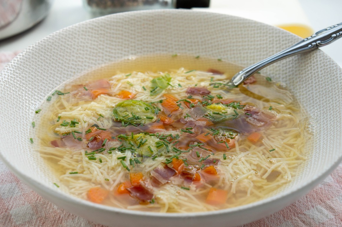 Nudelsuppe mit Gemüse und Speck - Rezept