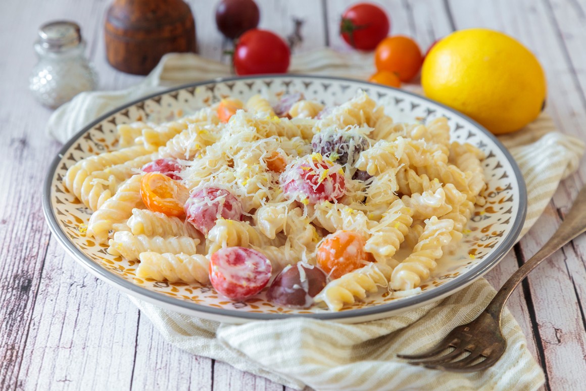 Zitronennudeln mit Tomaten und Ricotta