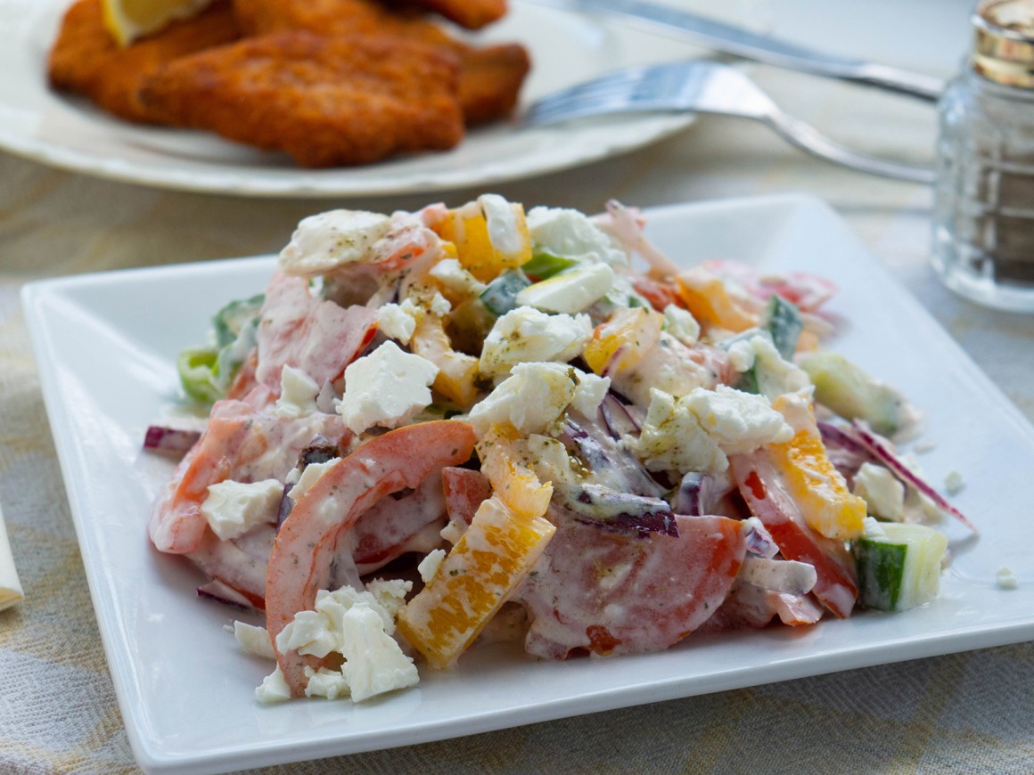 Tomaten-Gurken-Paprika-Salat - Rezept