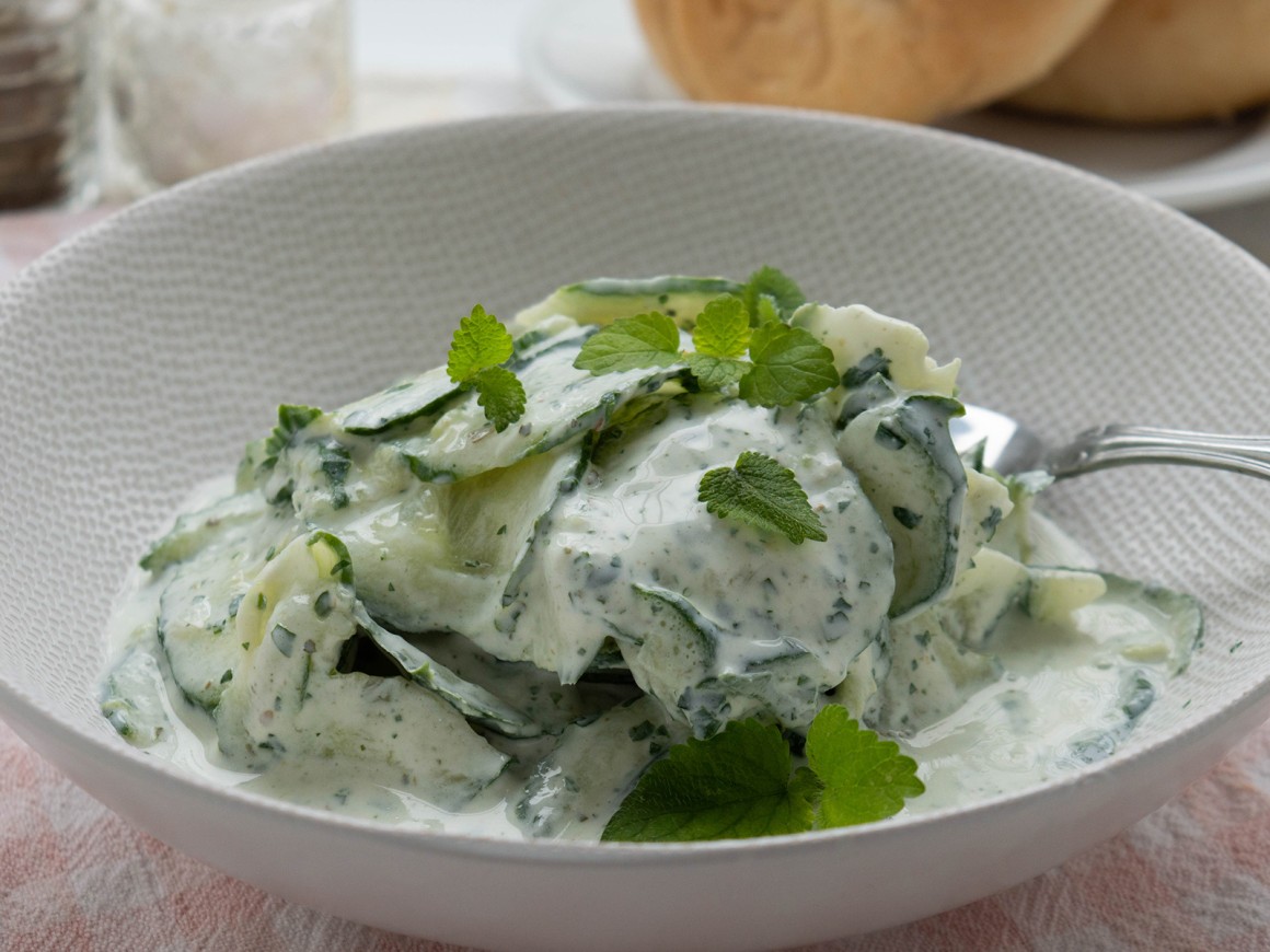 Gurkensalat mit Minze-Joghurt-Dressing - Rezept