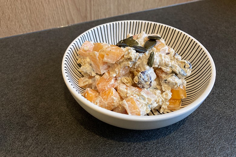 Frühstücksbrei mit Kaki, Sultaninen und Sojajogurt