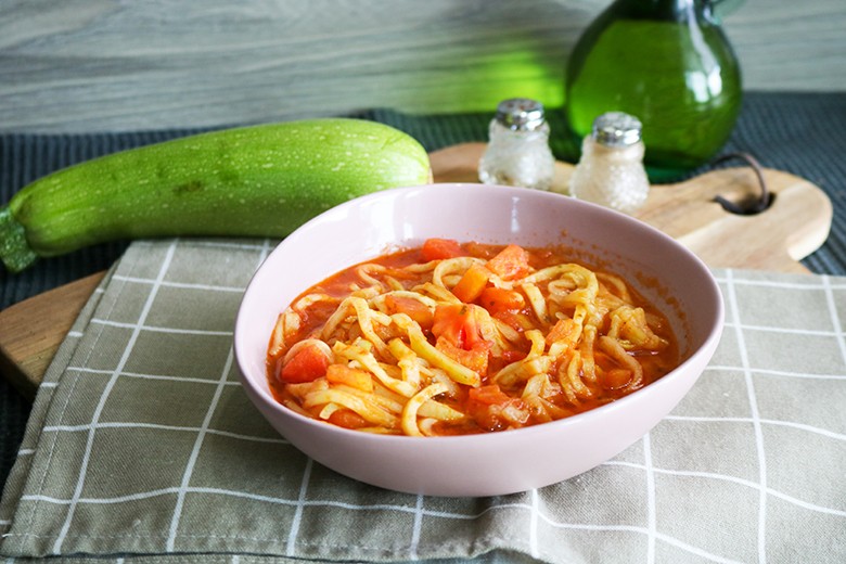 Vegane und glutenfreie Zucchinispagetti
