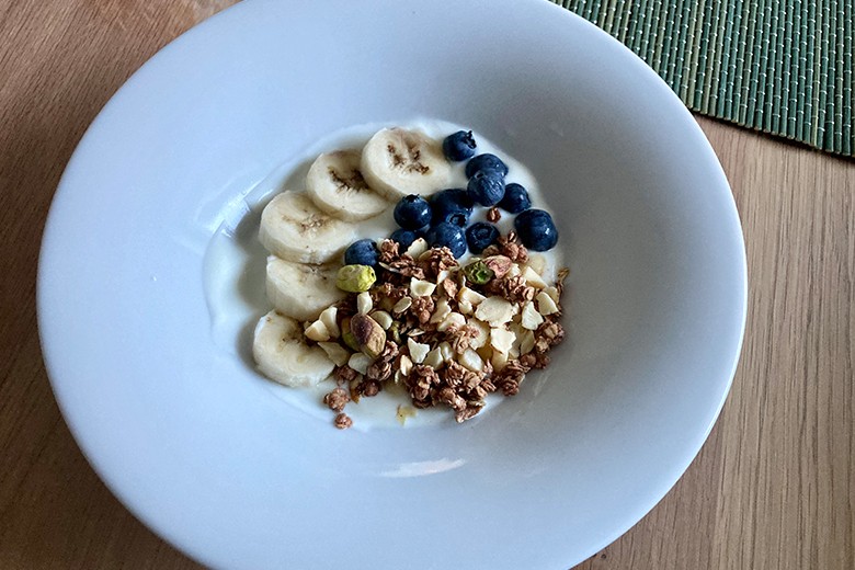 Schneller Frühstücks-Obst-Joghurt