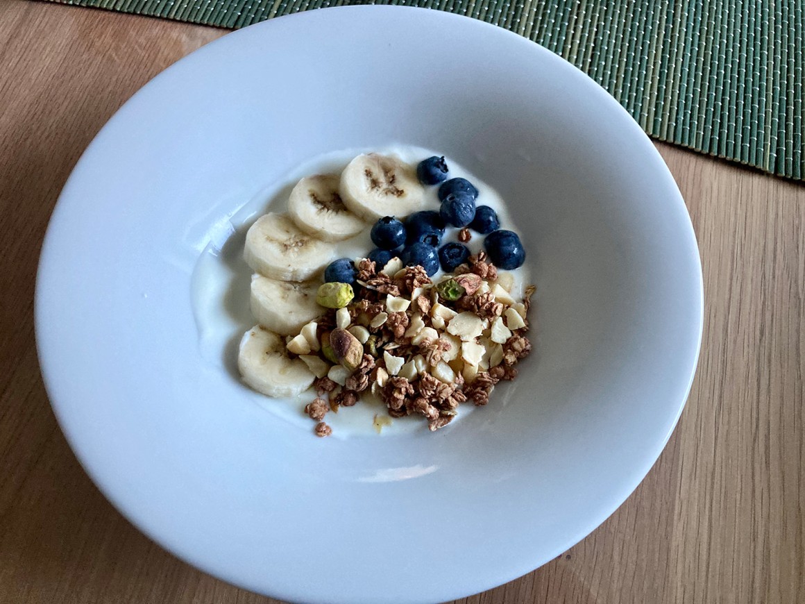 Schneller Frühstücks-Obst-Joghurt