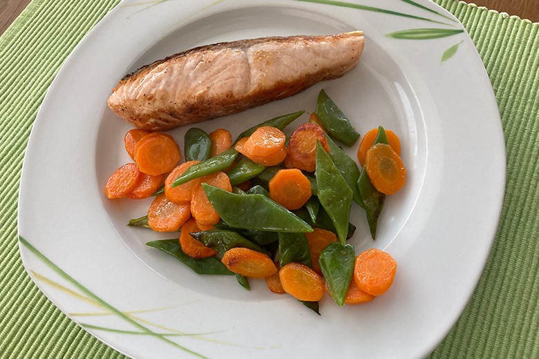 Gebratener Lachs mit Gemüse