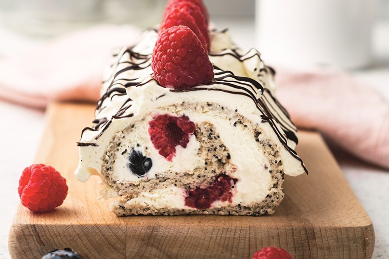 Mohnbiskuitrolle mit Ricotta-Beeren-Füllung
