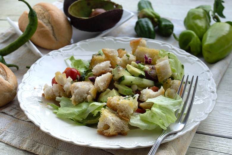 Salat aus Avocado und Brot