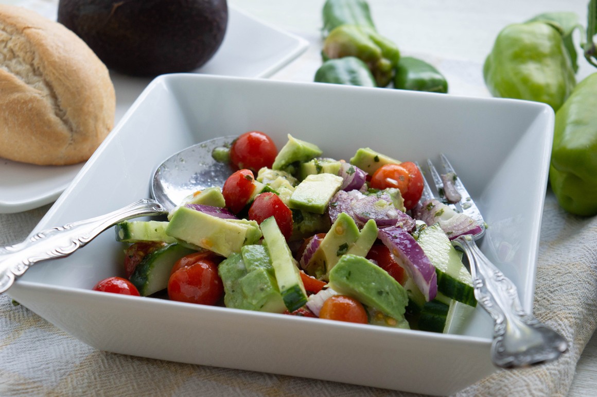 Tomaten-Gurken-Avocado-Salat