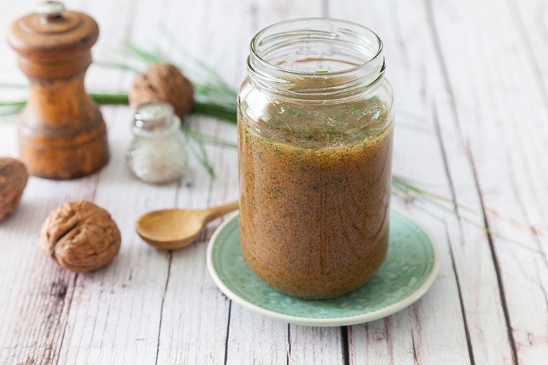Nussiges Essig-Öl-Dressing