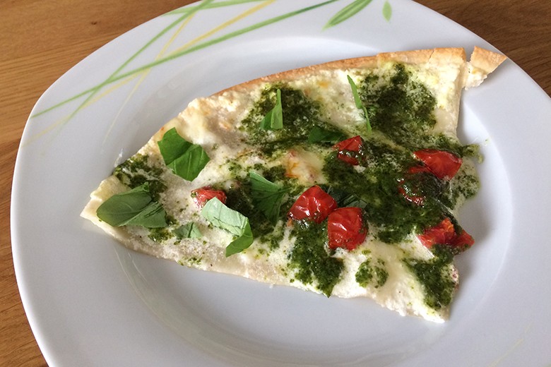 Flammkuchen mit Tomaten und Mozzarella