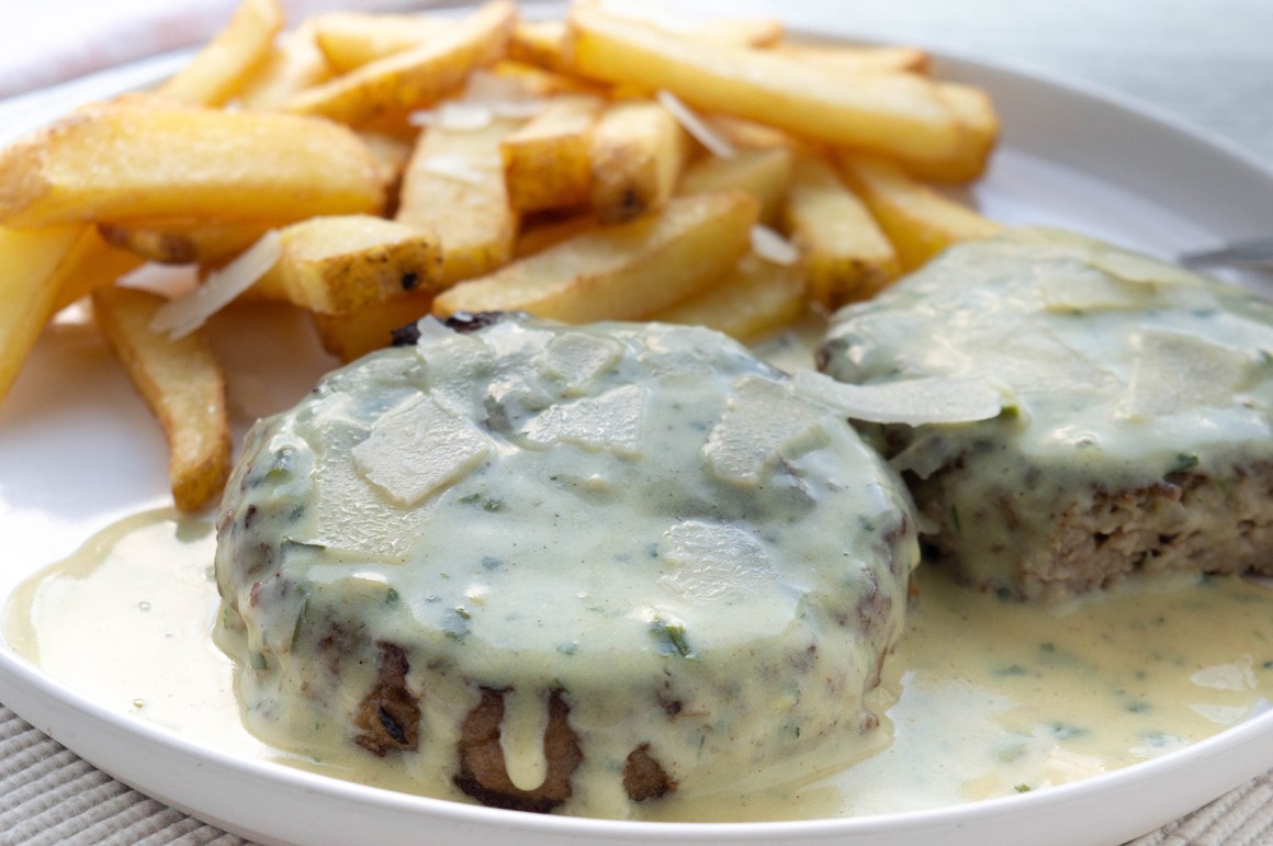 Rinderhacksteaks mit Parmesan - Rezept