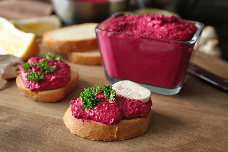 Veganer Aufstrich mit roter Bete
