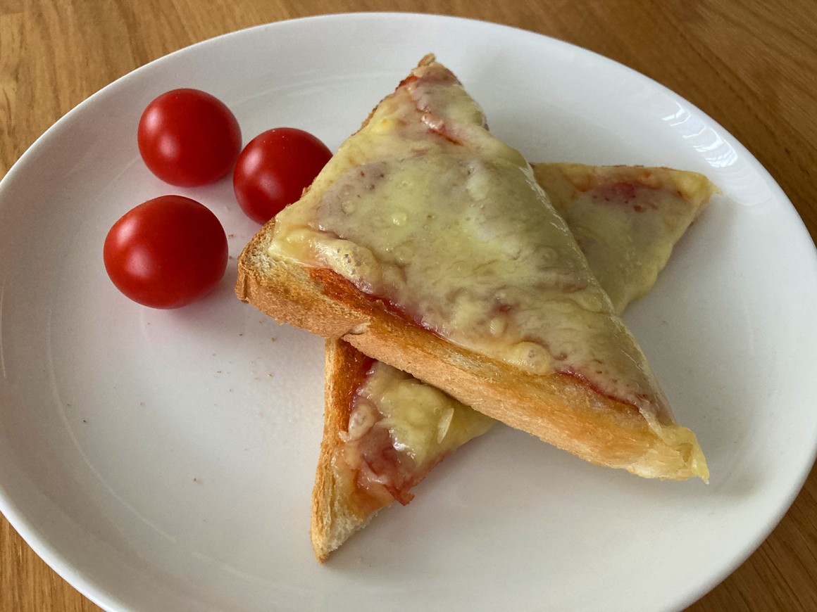 Pizza-Toast aus der Heißluftfritteuse