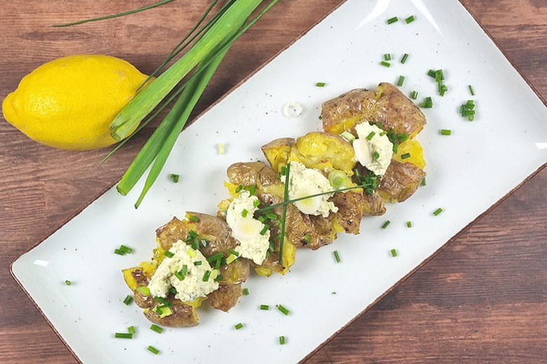 Smashed Potatoes mit Pesto-Feta-Dip