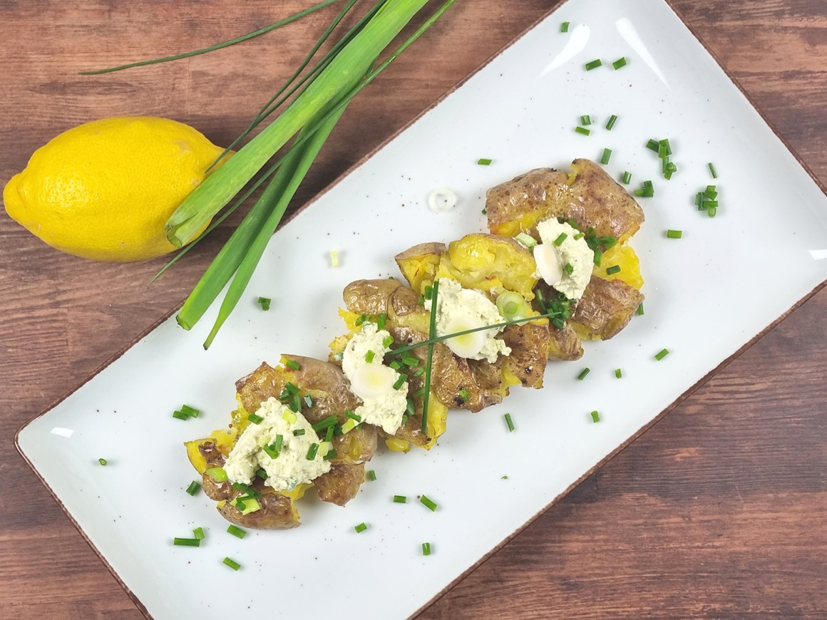 Smashed Potatoes mit Pesto-Feta-Dip