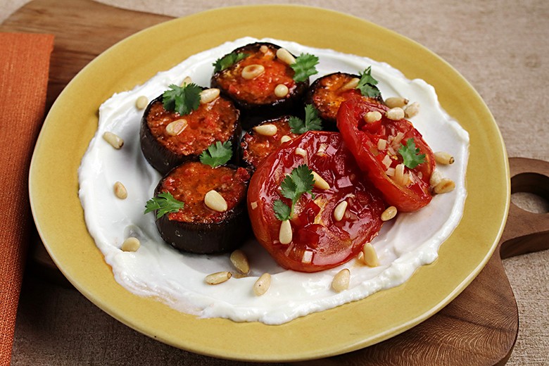 Geröstete Auberginen mit Tomaten und Pinienkernen