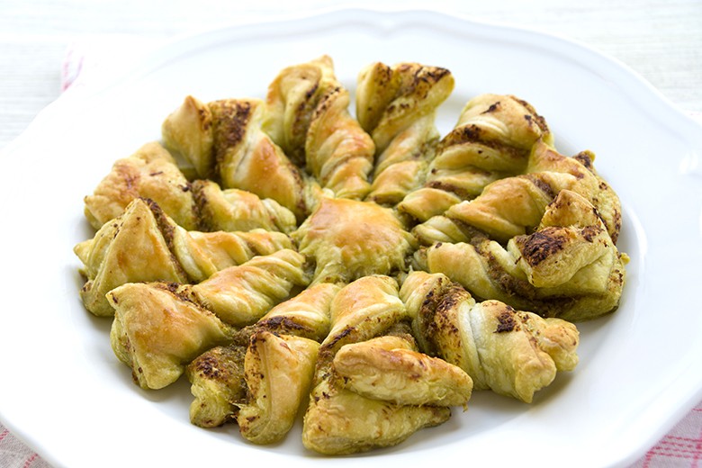 Gewrungener Blätterteig-Kuchen mit Pesto