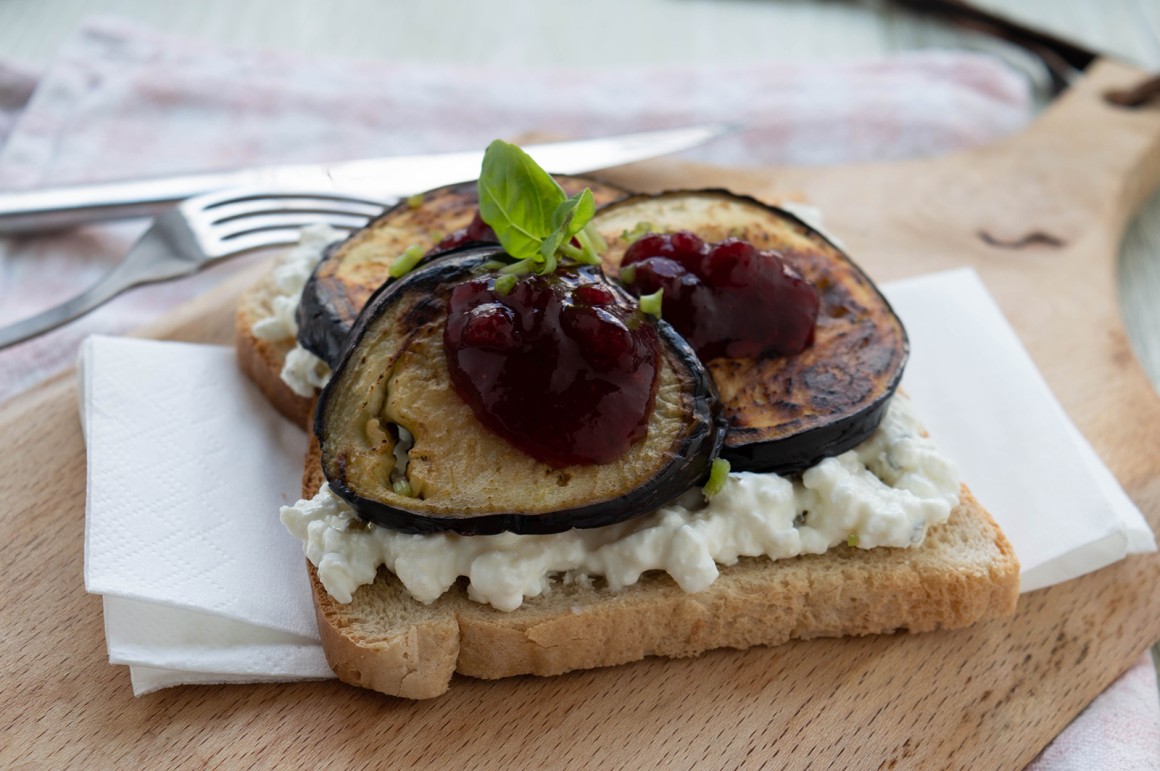 Auberginentoasts mit Hüttenkäse