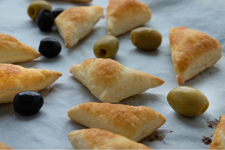 Blätterteigtaschen mit Oliven
