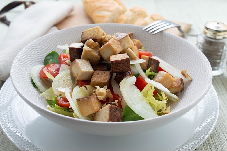Bunter Salat mit gebratenem Räuchertofu