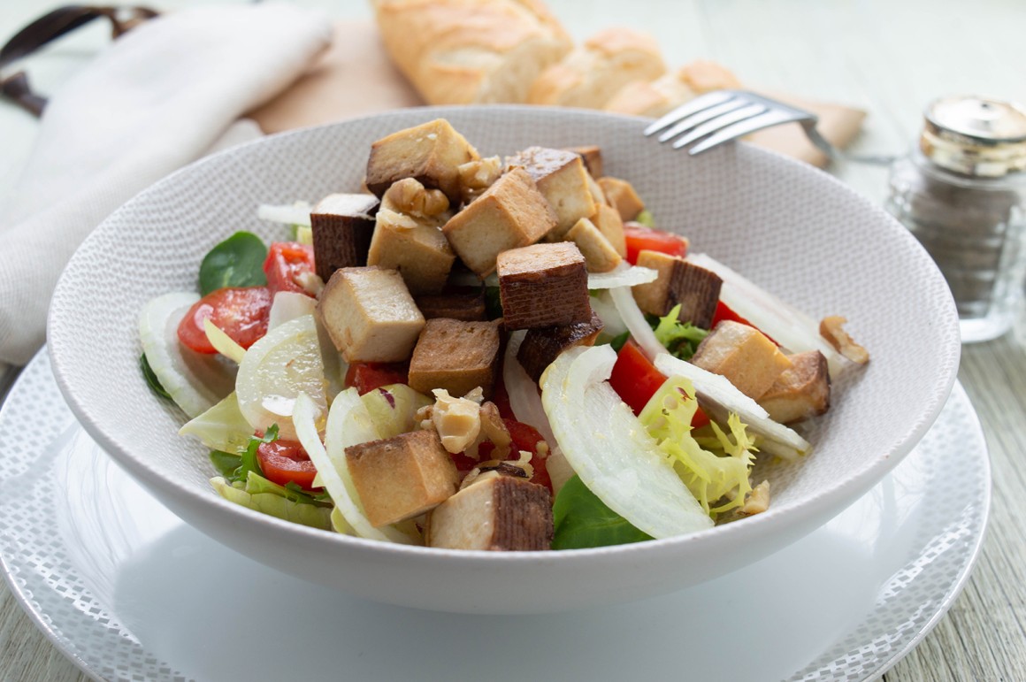 Bunter Salat mit gebratenem Räuchertofu - Rezept
