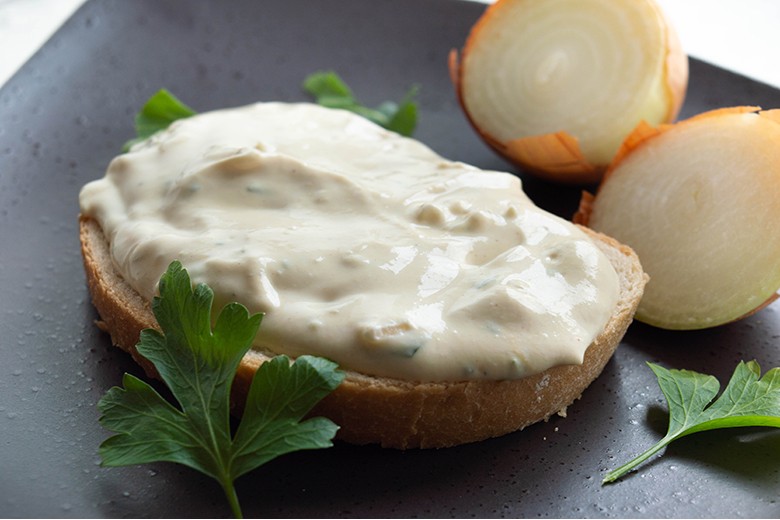 Deftiger Zwiebel-Senf-Aufstrich