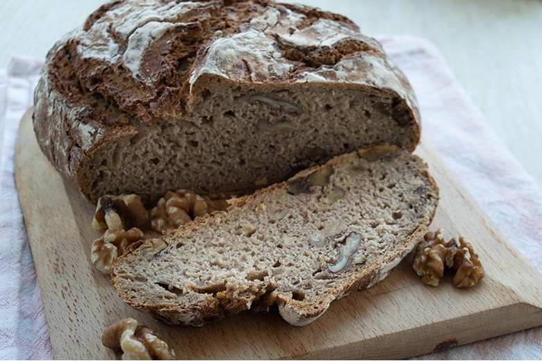 Walnussbrot mit Sauerteig