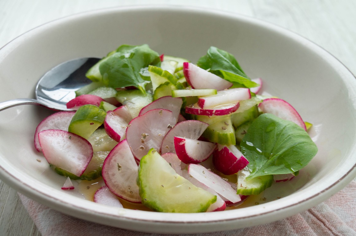 Radieschen-Gurken-Salat mit Honig-Senf-Sauce - Rezept