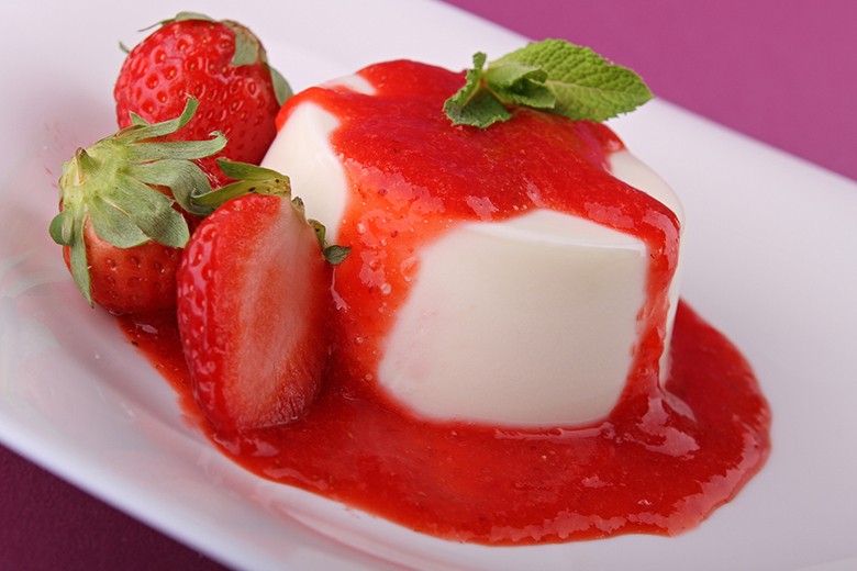 Vanilleflammeri mit Erdbeeren