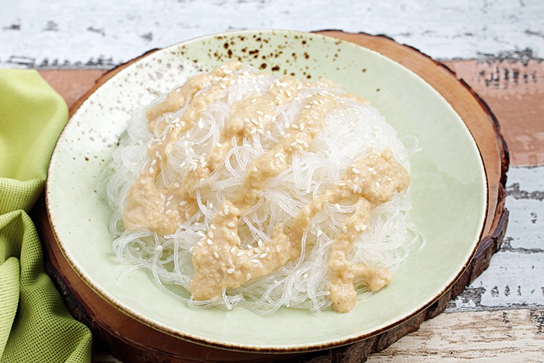 Vegane Glasnudeln mit Erdnusssauce