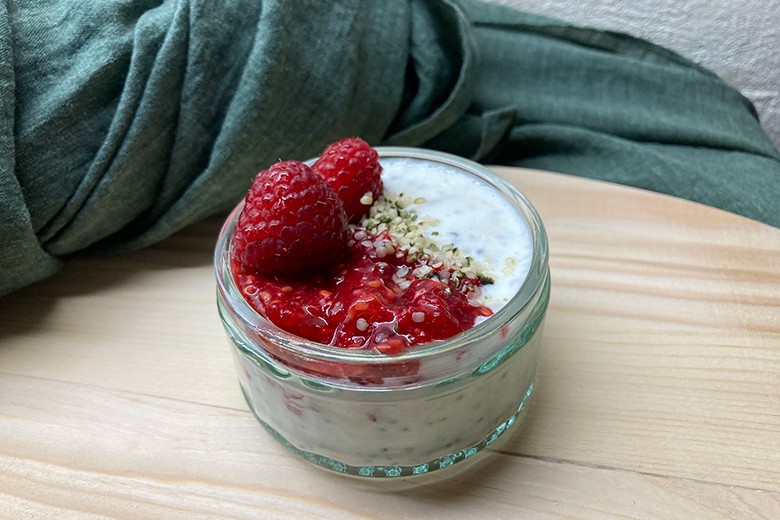 Veganes Dessert mit Himbeeren, Kokos und Chia