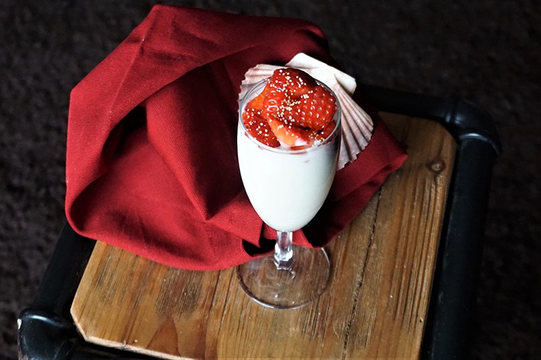 Vanilledessert mit Amarant und Erdbeeren