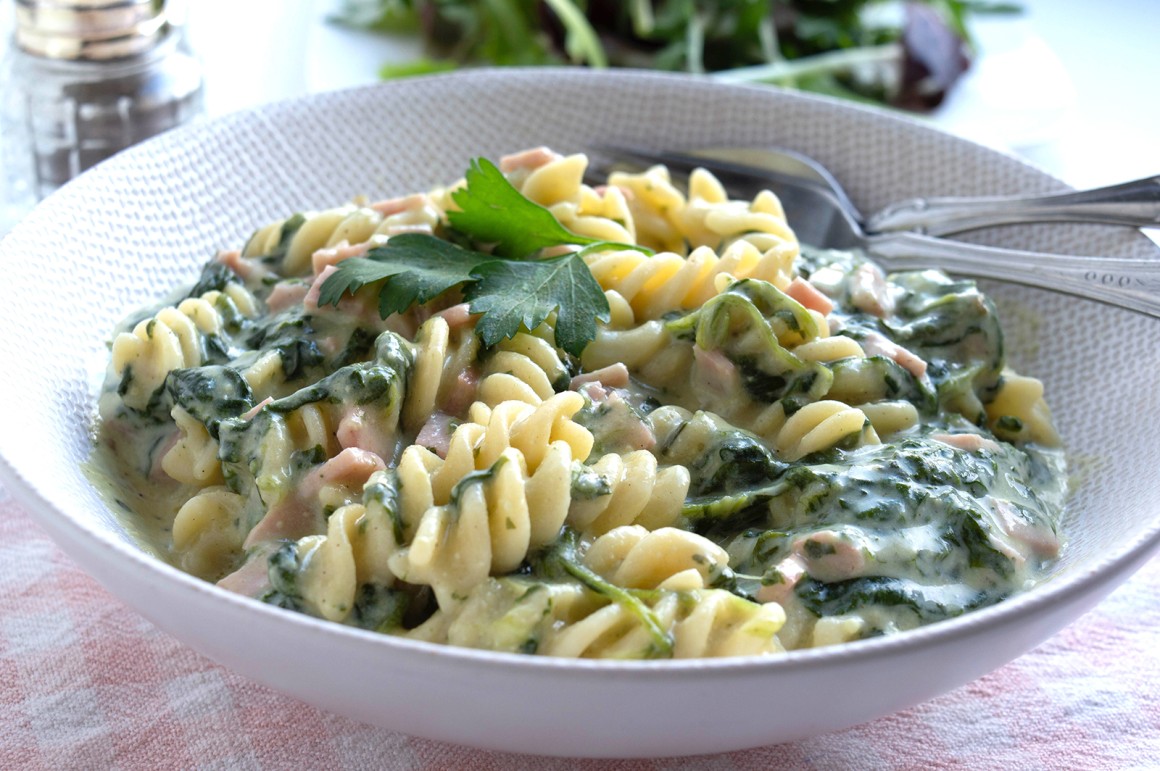 Blattspinat mit vegetarischem Speck