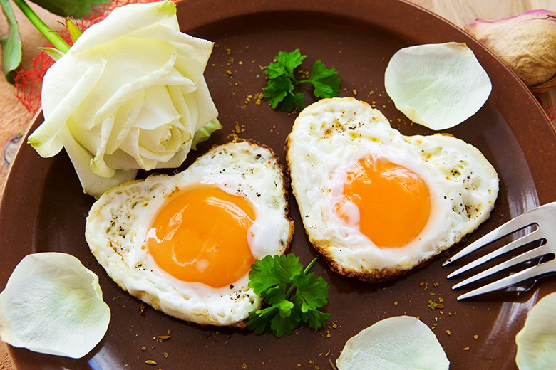 Herz-Spiegelei mit Gemüse - Rezept