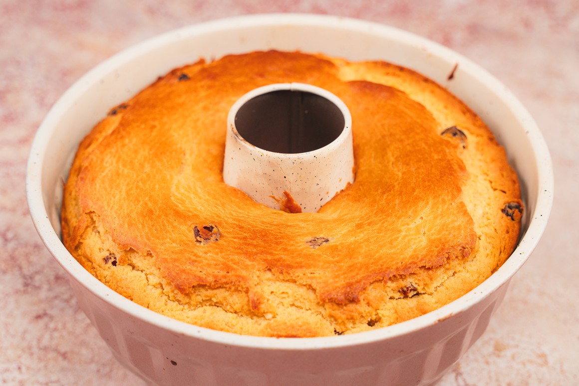 Hefegugelhupf mit Rosinen - Rezept