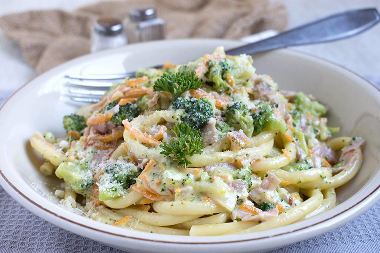 Pasta mit Gemüse-Schinken-Sauce