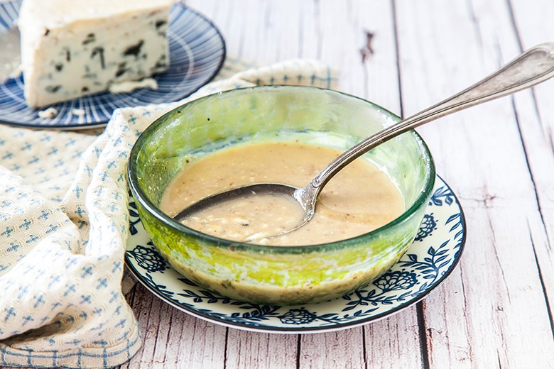 Essig-Öl-Dressing mit Käse