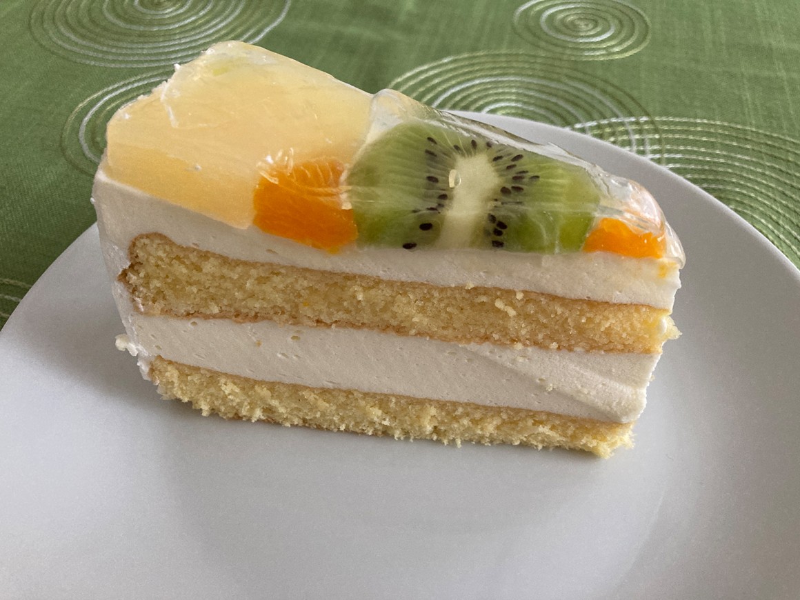 Joghurt-Torte mit Biskuitboden und Früchten