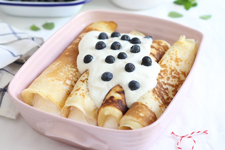 Gefüllte Pfannkuchen mit Quarkcreme und Blaubeeren