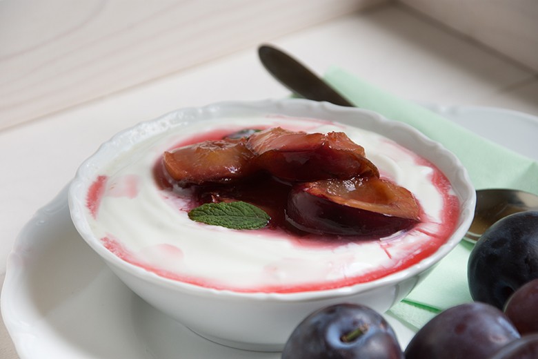 Veganer Pflaumenjogurt mit Zimt