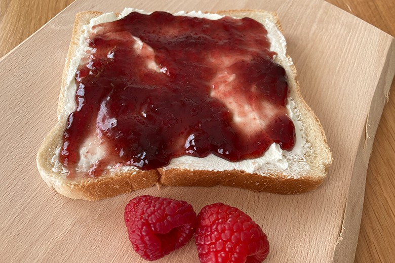Frühstücksbrot mit Quark und Konfitüre