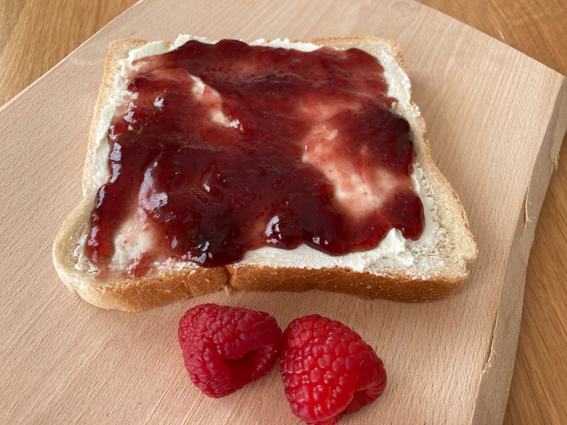 Frühstücksbrot mit Quark und Konfitüre