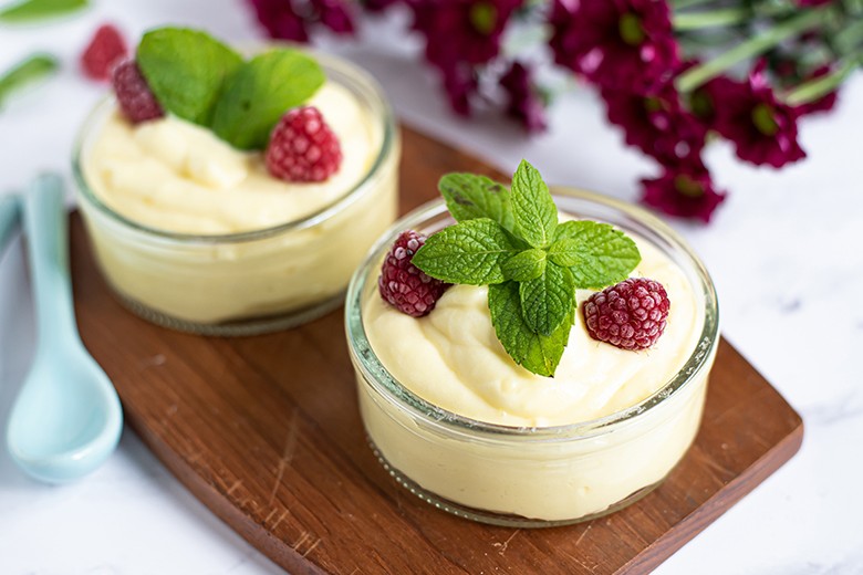 Vanillecreme mit Himbeeren